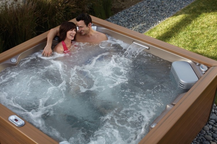 bain à remous-extérieur-jardin-expérience-Spa-romantique-deux
